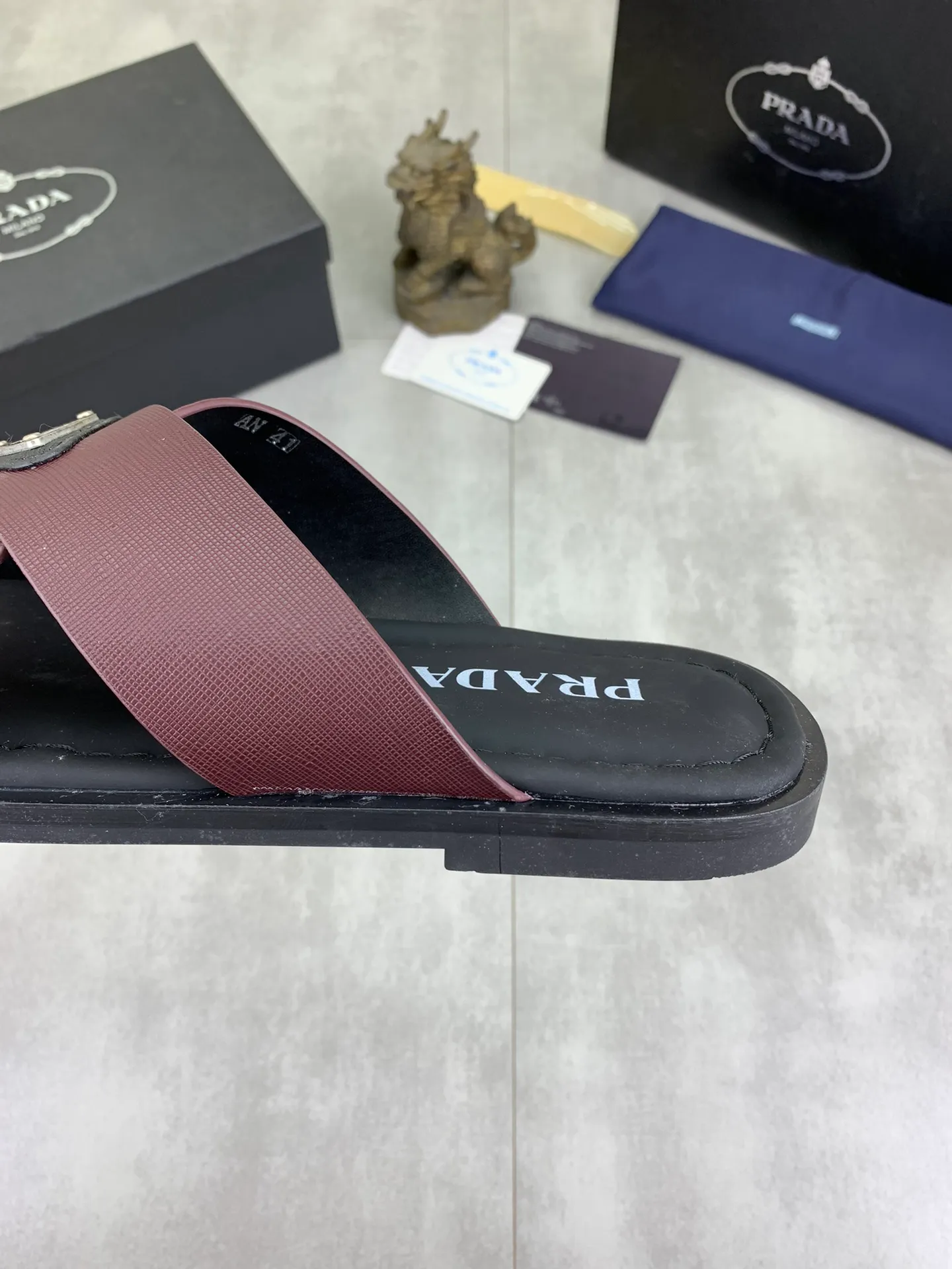 Men's shoes 💰P300💰【New style】🎁🎁🎁 PRADA Prada's new casual slippers, original official website 1:1, perfect workmanship, transmitting a kind of noble luxury, sublimating its definition of luxury in Prada's high-end extraordinary craftsmanship. Original combination outsole, code number: 38-44 (45 customized) 4️⃣colors🉑️ to choose from